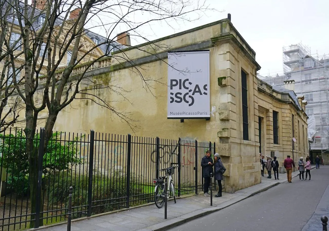 Spacious Typical Parisian Flat - Paris Le Marais 0*,  France