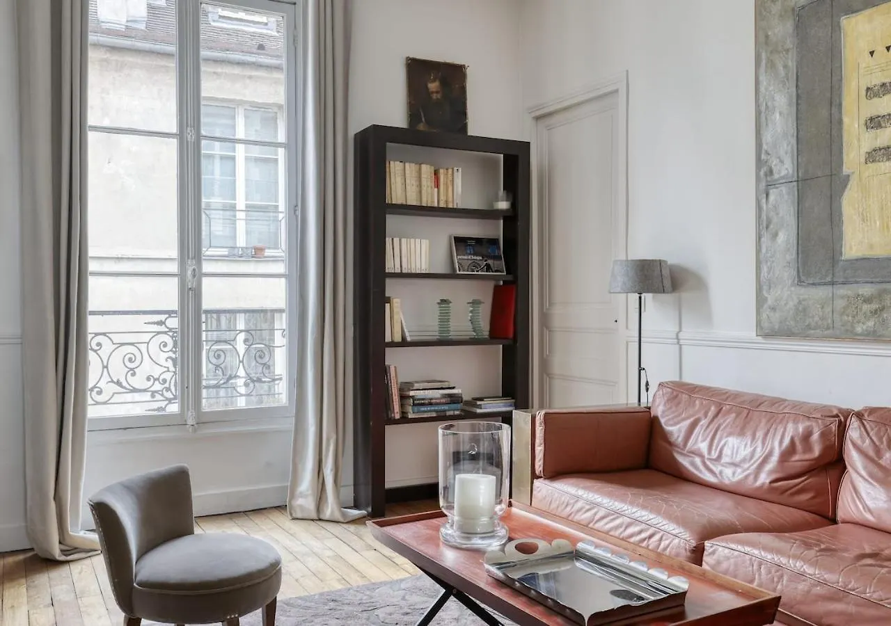 Spacious Typical Parisian Flat - Paris Le Marais Apartment