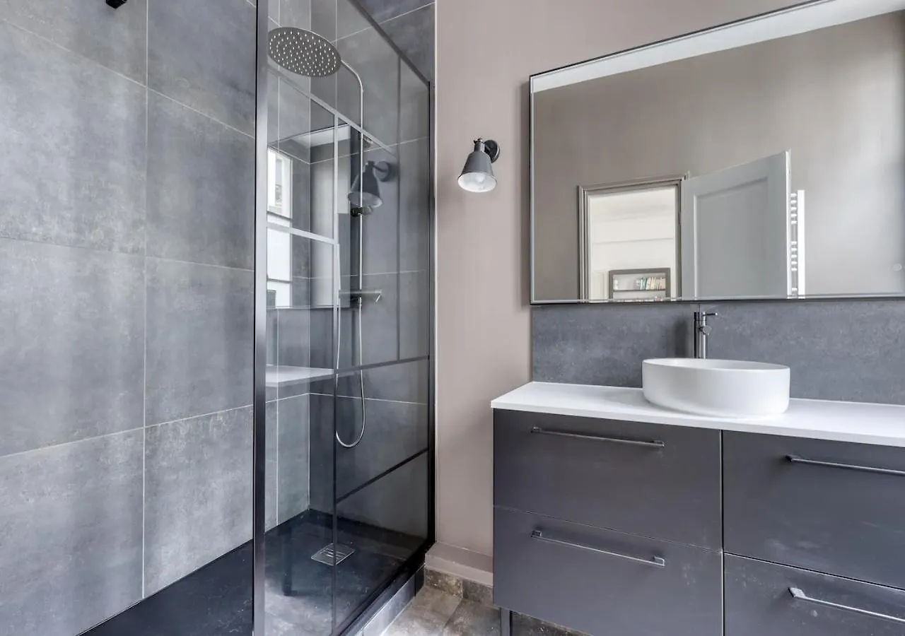 Spacious Typical Parisian Flat - Paris Le Marais France