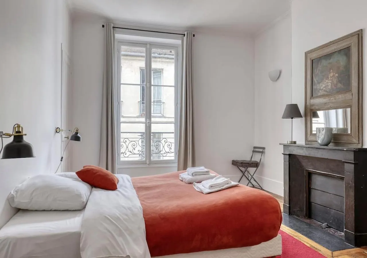 Spacious Typical Parisian Flat - Paris Le Marais 0*,