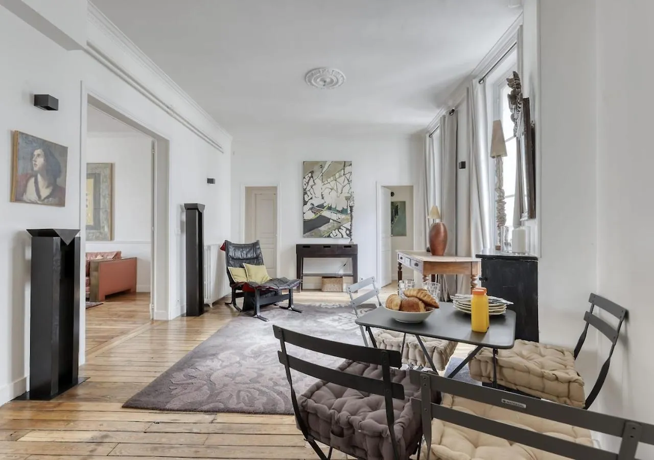 Spacious Typical Parisian Flat - Paris Le Marais Apartment